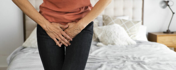 Femme avec des douleurs pelviennes intenses